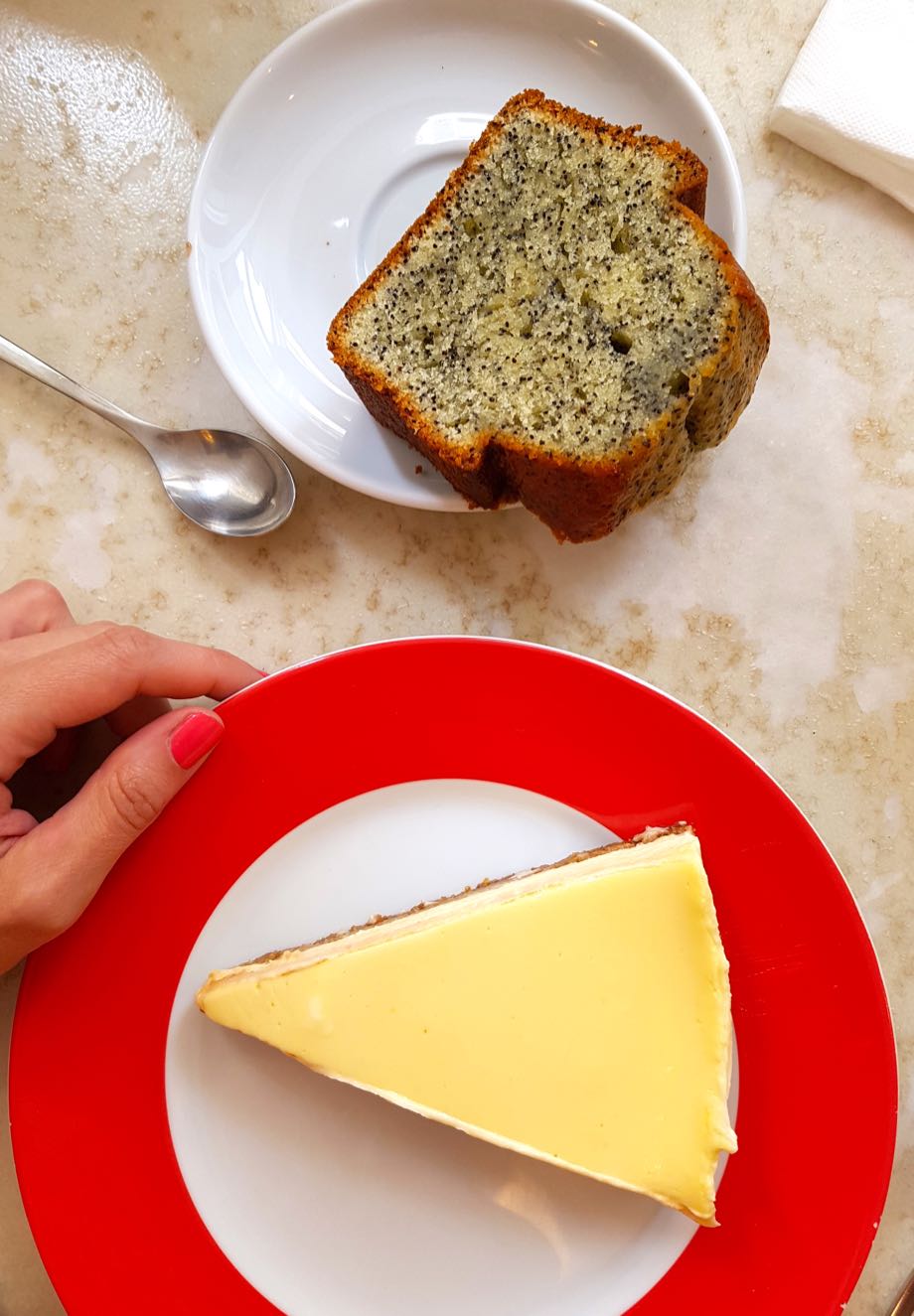 cheesecake et cake au pavot cafe bretelles strasbourg miss elka