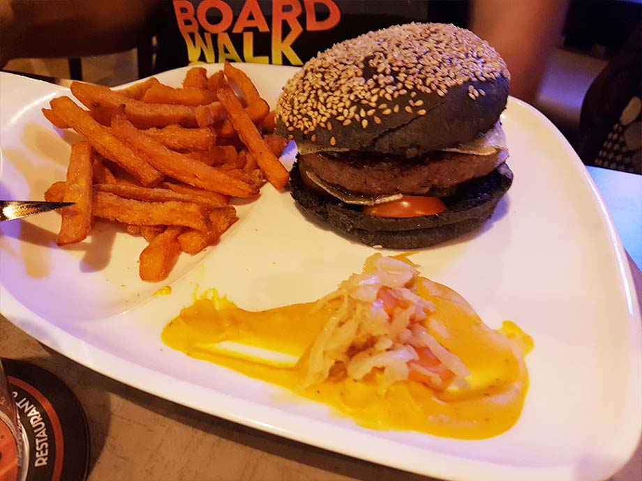 burger-noir-comptoir-cannibale-miss-elka