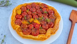 Lire la suite à propos de l’article Tarte tatin aux tomates cerises et herbes de Provence