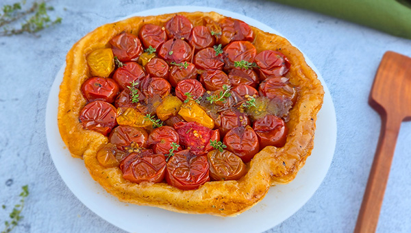 You are currently viewing Tarte tatin aux tomates cerises et herbes de Provence