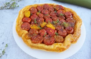 Lire la suite à propos de l’article Tarte tatin aux tomates cerises et herbes de Provence